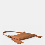 Borsa a tracolla in pelle color cuoio con frange.