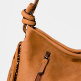 Borsa a tracolla in pelle color cuoio con frange.