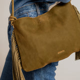 Grüner Schulterledertasche mit Fransen.
