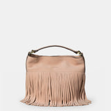 Handtasche aus Leder mit beigen Fransen.