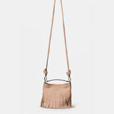 Handtasche aus Leder mit beigen Fransen.