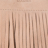 Handtasche aus Leder mit beigen Fransen.