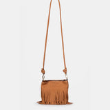 Handtasche aus Leder mit cognacfarbenen Fransen.