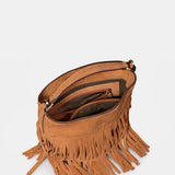 Handtasche aus Leder mit cognacfarbenen Fransen.