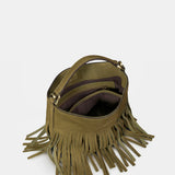 Handtasche aus Leder mit grünen Fransen.