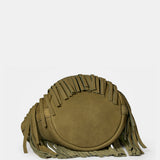 Handtasche aus Leder mit grünen Fransen.