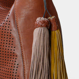 Bolso de hombro en piel troquelada cognac