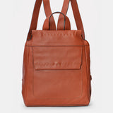 Rucksack aus cognacfarbenem Leder.