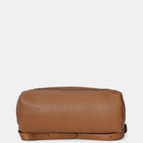 Rucksack aus cognacfarbenem Leder.