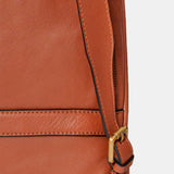 Rucksack aus cognacfarbenem Leder.