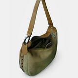 Grüne Schultertasche aus Veloursleder.