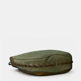 Grüne Schultertasche aus Veloursleder.
