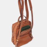 Rucksack aus cognacfarbenem Veloursleder.