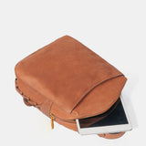 Rucksack aus cognacfarbenem Veloursleder.