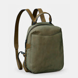 Rucksack aus grünem Veloursleder.