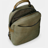 Rucksack aus grünem Veloursleder.