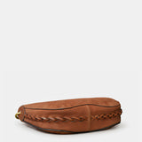Schultertasche aus cognacfarbenem Veloursleder.