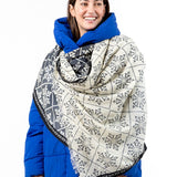 Damentuch aus Wolle mit geometrischem Muster in Grau.