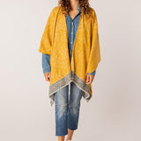 Damenponcho mit Amber-Muster.