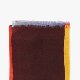 Damentuch aus Wolle mit mehrfarbigem Karomuster.