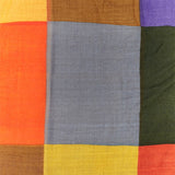 Damentuch aus Wolle mit mehrfarbigem Karomuster.