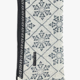 Damentuch aus Wolle mit geometrischem Muster in Grau.