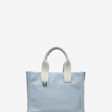 Damen-Shopper in Blau.