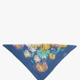 Blaue Bandana mit floralem Muster.