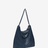 Partytasche im Hobo-Stil aus blauen Metallnetz.