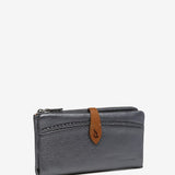 Große Geldbörse aus silbernem Leder.