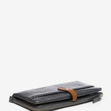 Große Geldbörse aus silbernem Leder.