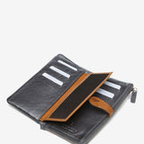 Große Geldbörse aus silbernem Leder.