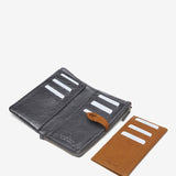 Große Geldbörse aus silbernem Leder.