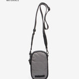 Bolso para el móvil en materiales reciclados y acolchados gris