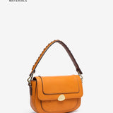 Schultertasche aus recyceltem Material in Bernsteinfarbe.