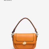 Schultertasche aus recyceltem Material in Bernsteinfarbe.