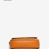 Schultertasche aus recyceltem Material in Bernsteinfarbe.