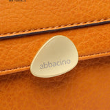 Schultertasche aus recyceltem Material in Bernsteinfarbe.