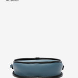 Borsa a tracolla blu a mezzaluna in materiali riciclati