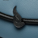 Borsa a tracolla blu a mezzaluna in materiali riciclati