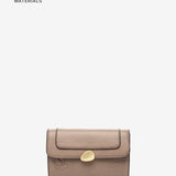 Umhängetasche aus recycelten Materialien in Taupe.