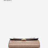 Umhängetasche aus recycelten Materialien in Taupe.