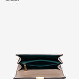 Umhängetasche aus recycelten Materialien in Taupe.