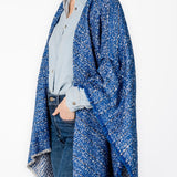 Poncho con estampado a rayas en azul