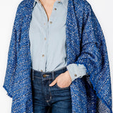 Poncho con estampado a rayas en azul