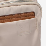 Mochila en materiales reciclados en beige