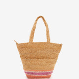 Raffia-Tasche mit lila Muster.