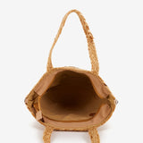 Raffia-Tasche mit lila Muster.