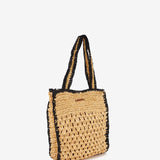 Geflochtene Schultertasche in Beige.