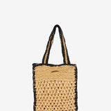 Geflochtene Schultertasche in Beige.